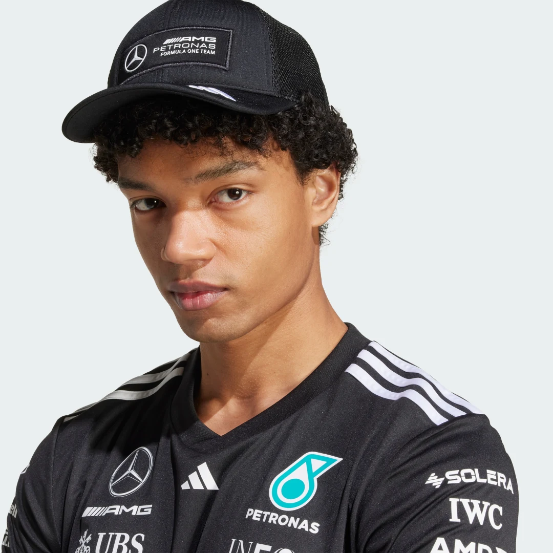 Detalle de Mercedes AMG Petronas Snapback Trucker con logo