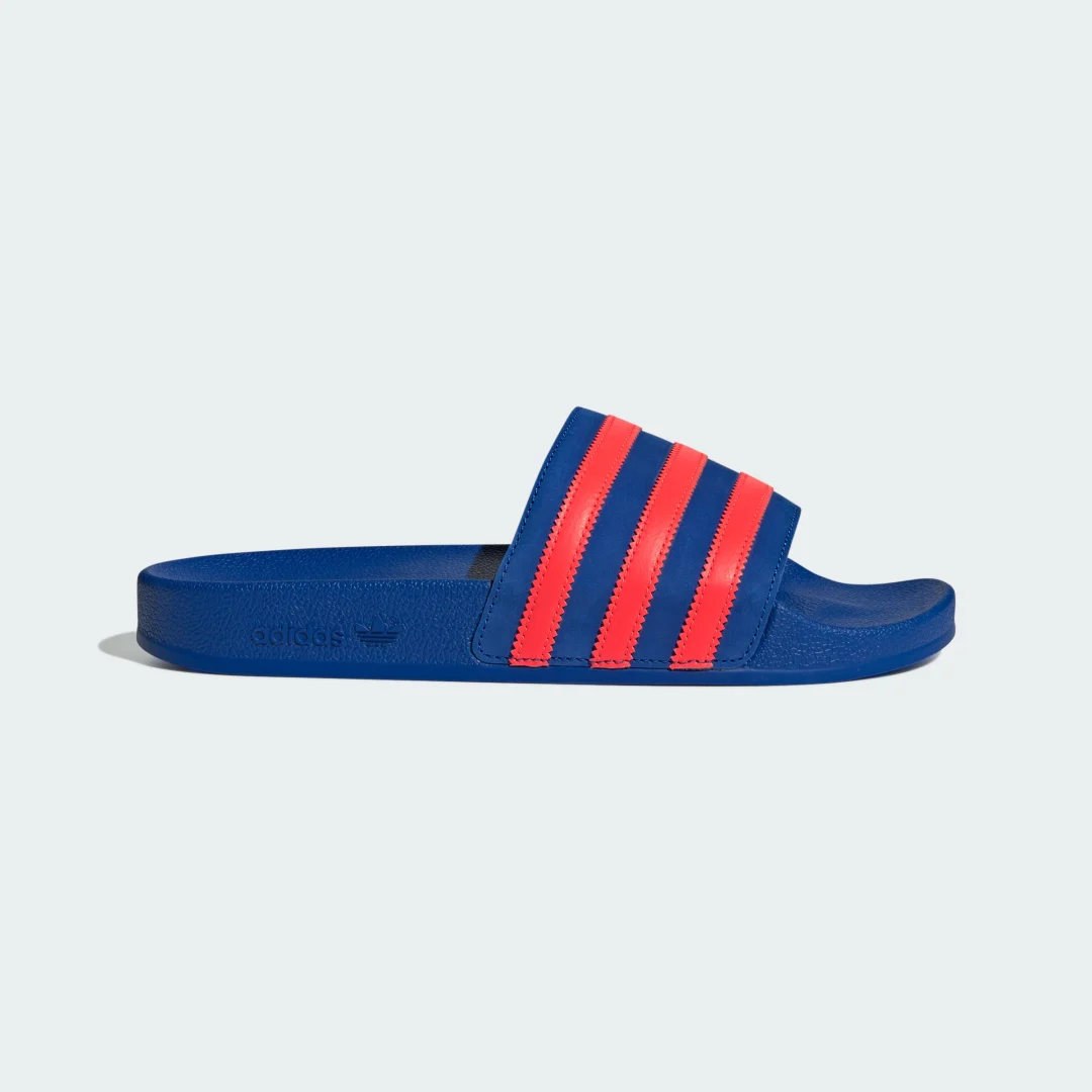 Detalle de Adidas Adilette azul: la chancla cómoda para verano de Adidas ES