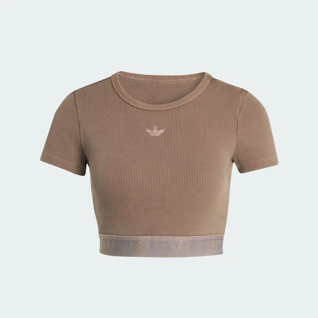 Detalle 2 de Camiseta Essentials Rib Washed de Adidas – color Marrón