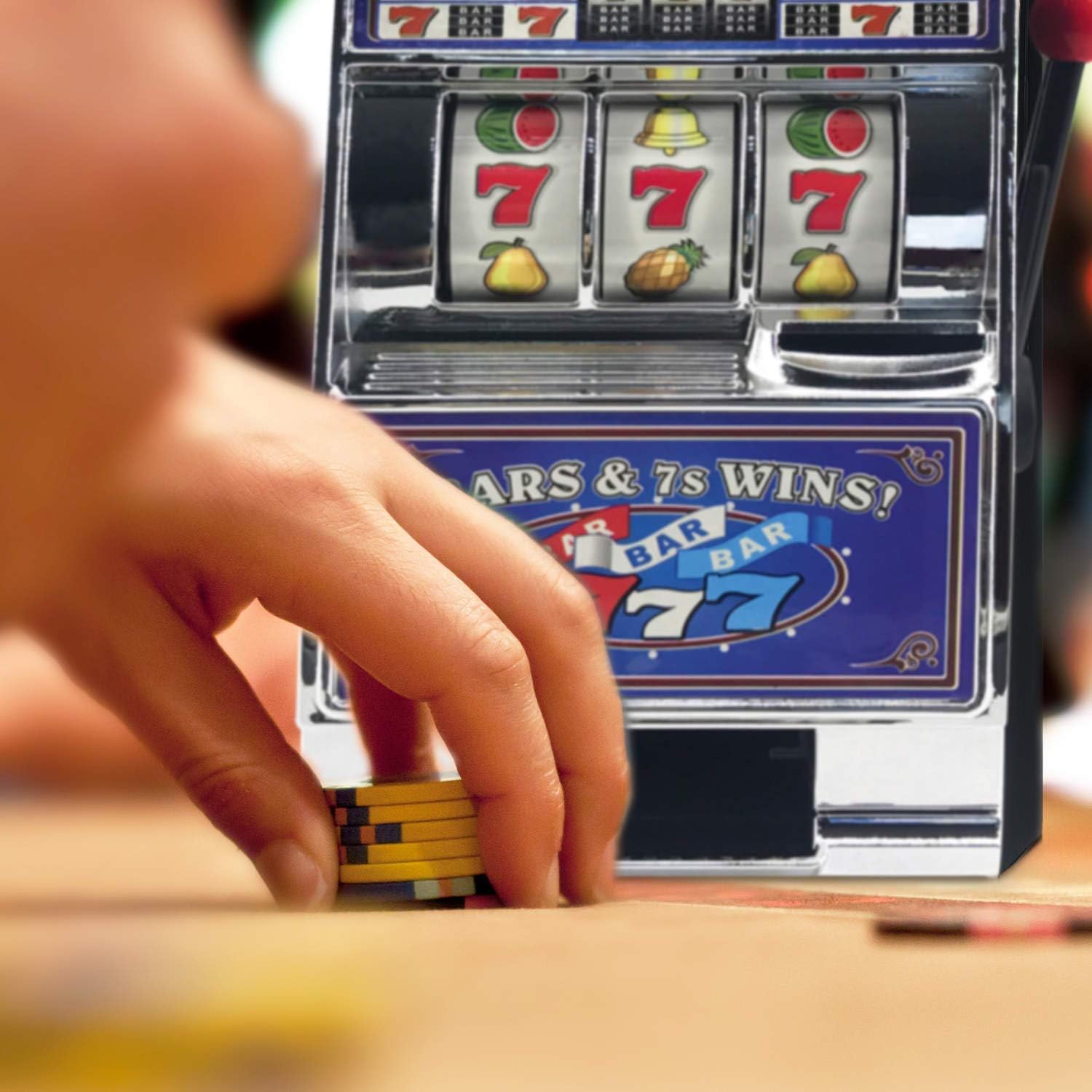 Detalle de GOODS+GADGETS Bandit Manchot - Machine à sous jouet avec sons, lumière et tirage de pièces
