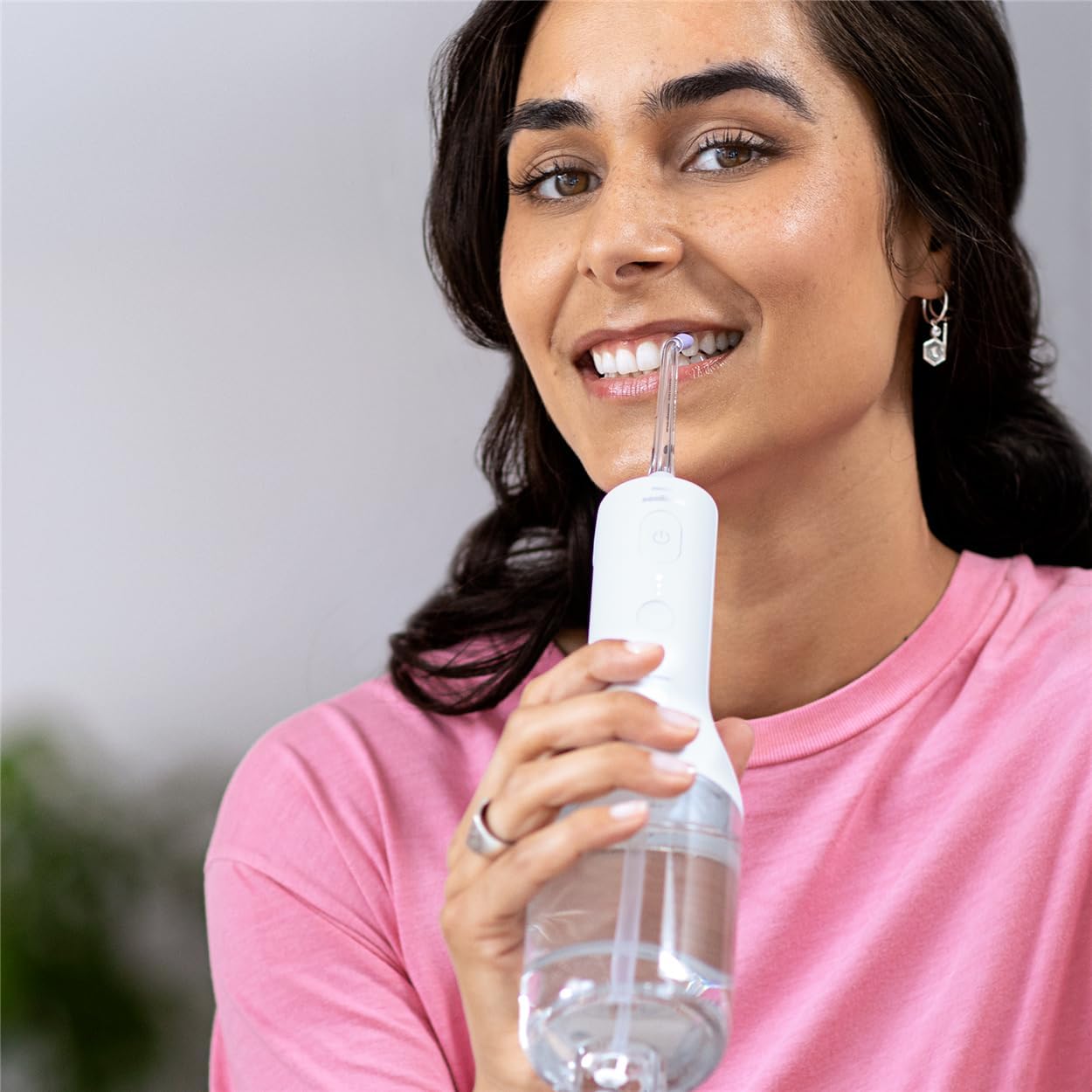 Detalle 2 de Philips Sonicare kabelloser Power Flosser HX3826/31 & DiamondClean 9000 HX9911/27 (HX3886/41) – Munddusche + elektrische Zahnbürste in Weiß