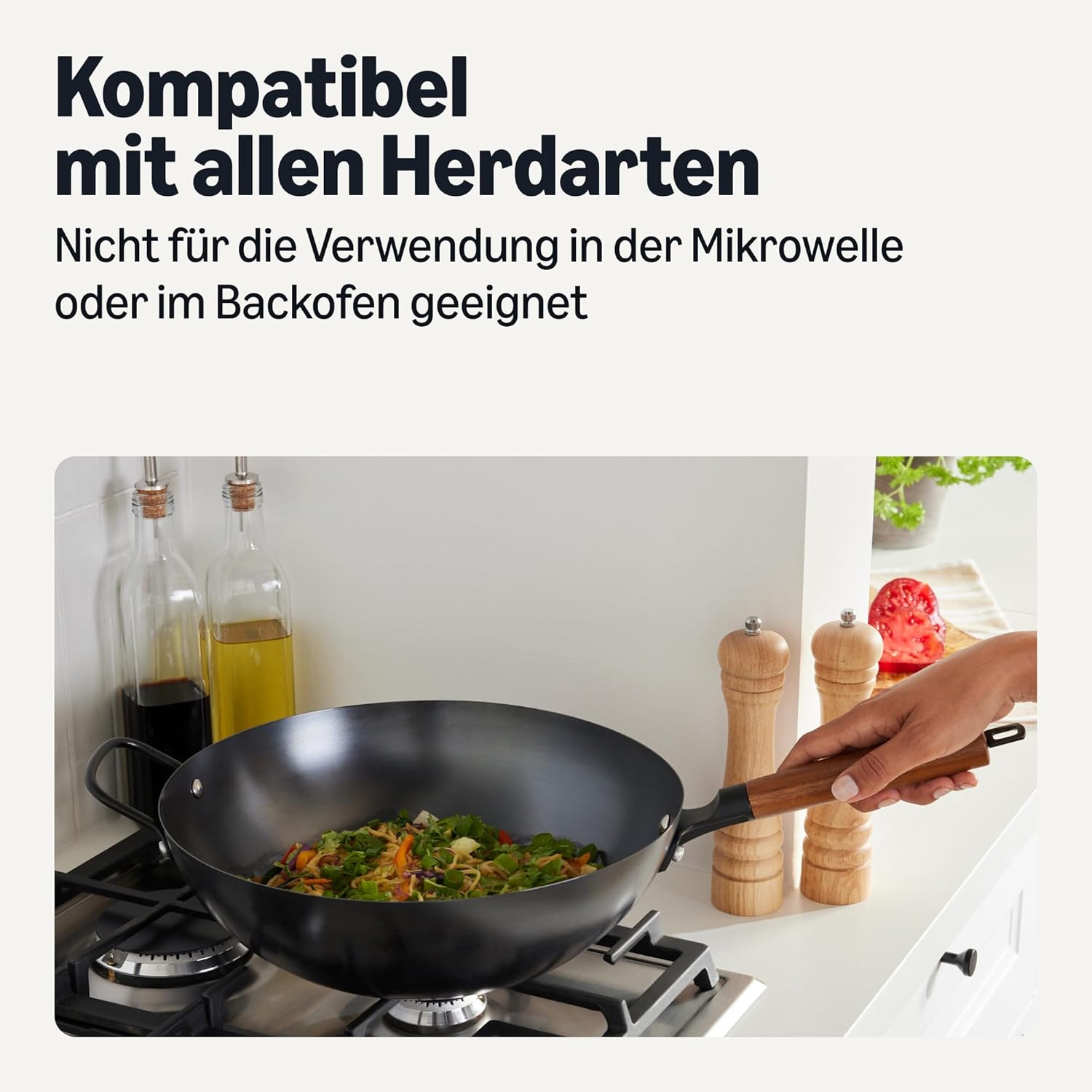 Detalle de Amazon Basics Eingebrannter Wok aus Kohlenstoffstahl mit Akazienholzgriff, 32 cm – für alle Herdarten