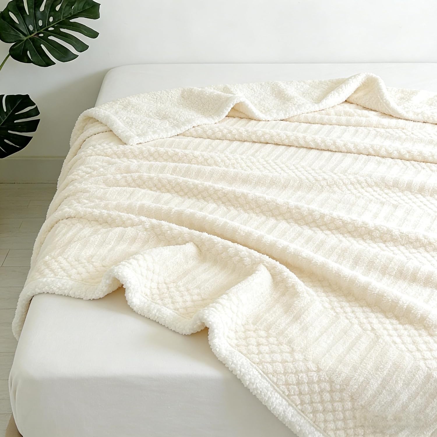 Detalle de Sherpa Fleece Super Soft Blanket 150x200cm – Cream White, Double-Sided for Bed or Sofa