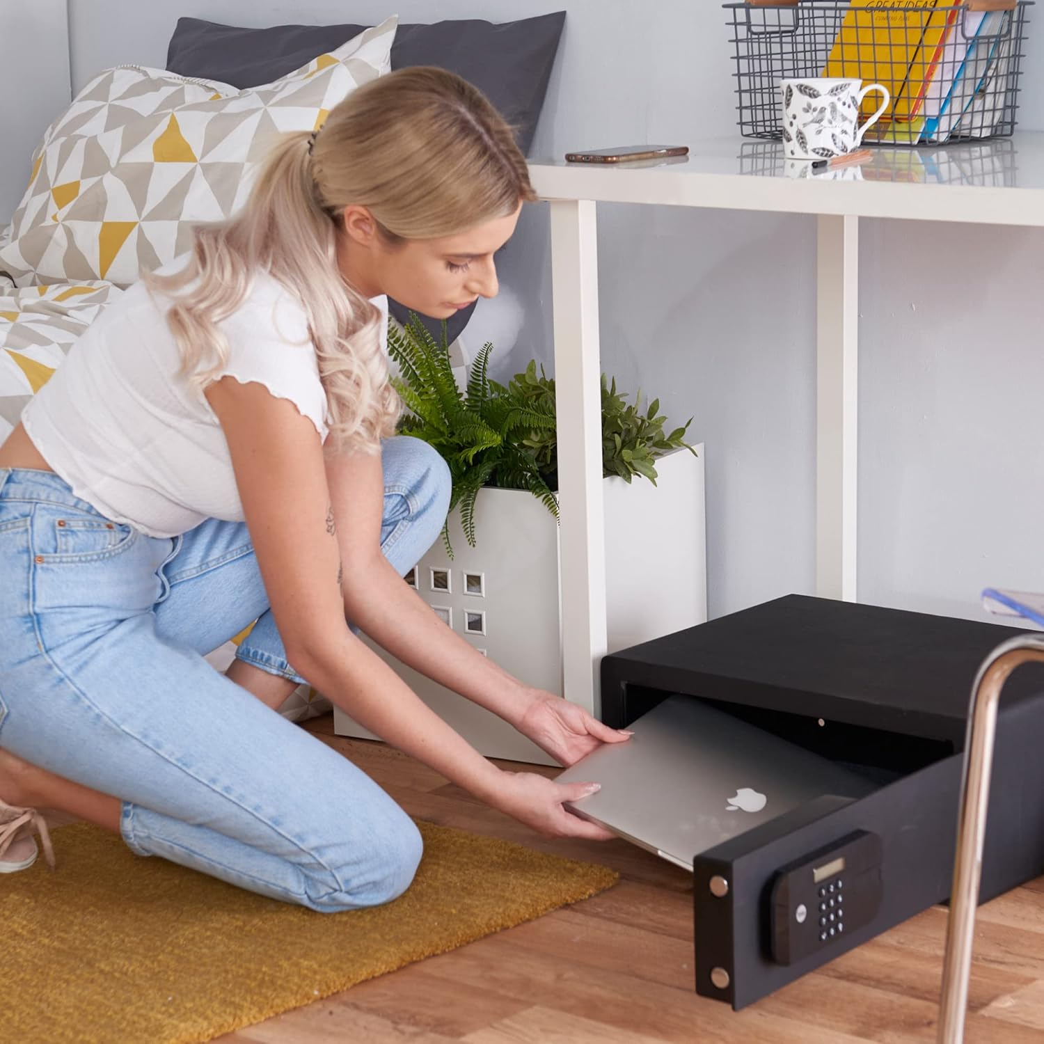 Thumbnail 3 de Yale YLEB/200/EB1 Laptop High Security Safe with digital keypad and auto lockdown