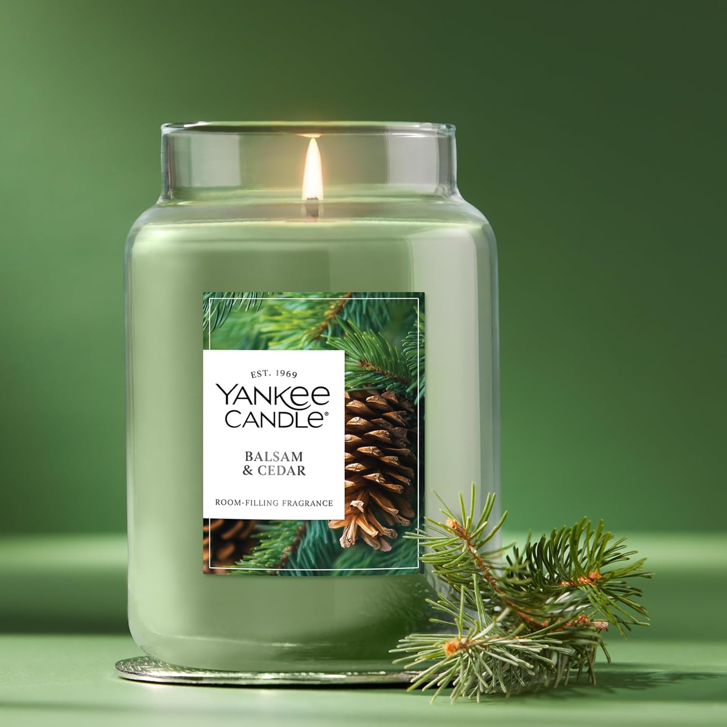 Detalle de Yankee Candle Balsam & Cedar 22oz Jar 🕯