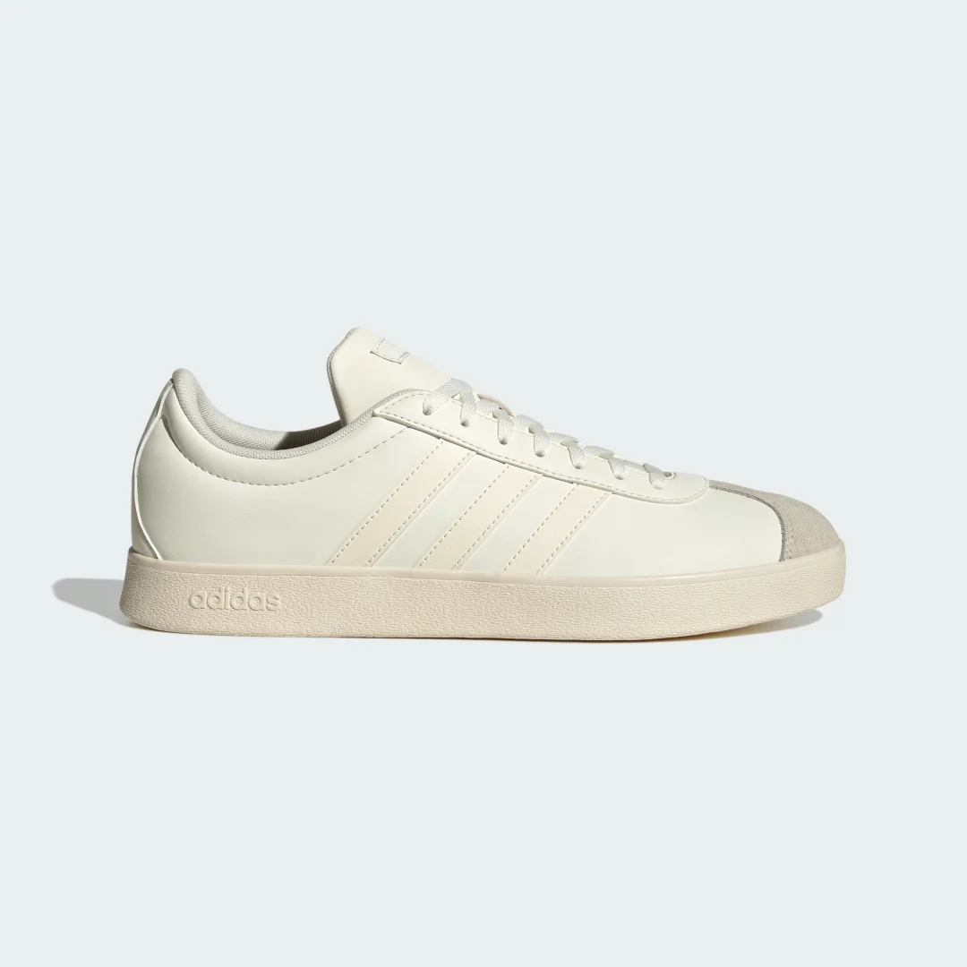 Detalle de Zapatilla VL Court Base de Adidas: estilo blanco y comodidad para el día a día