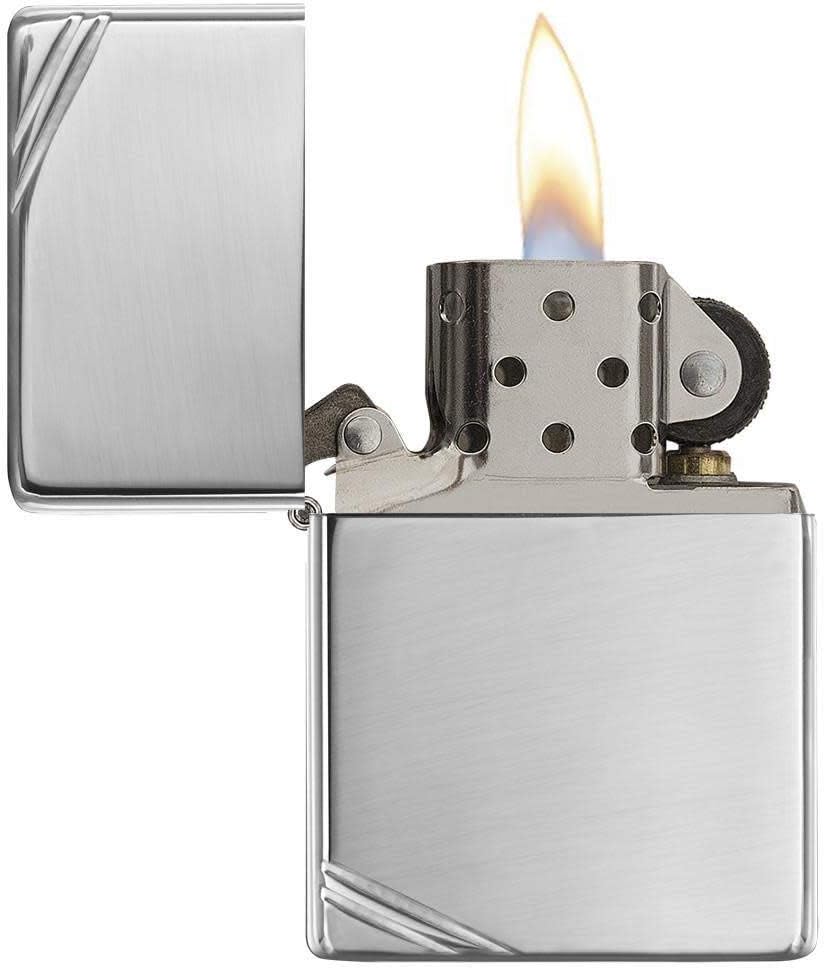 Detalle de Zippo 267 Vintage Street – chromowana zapalniczka benzynowa z mosiądzu