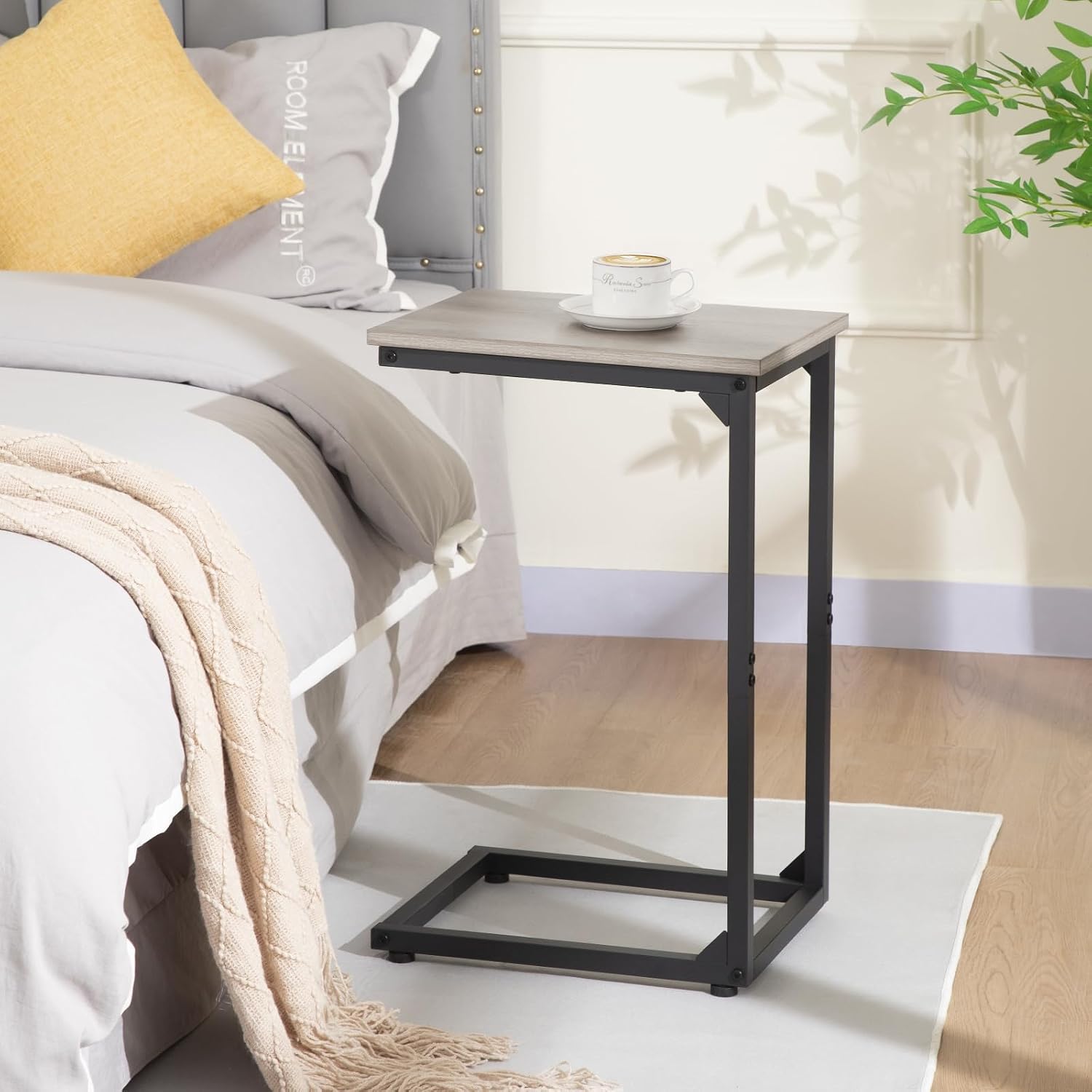 Detalle de AMHANCIBLE EHET02CGY C-vormige bijzettafels, set van 2 met metalen frame