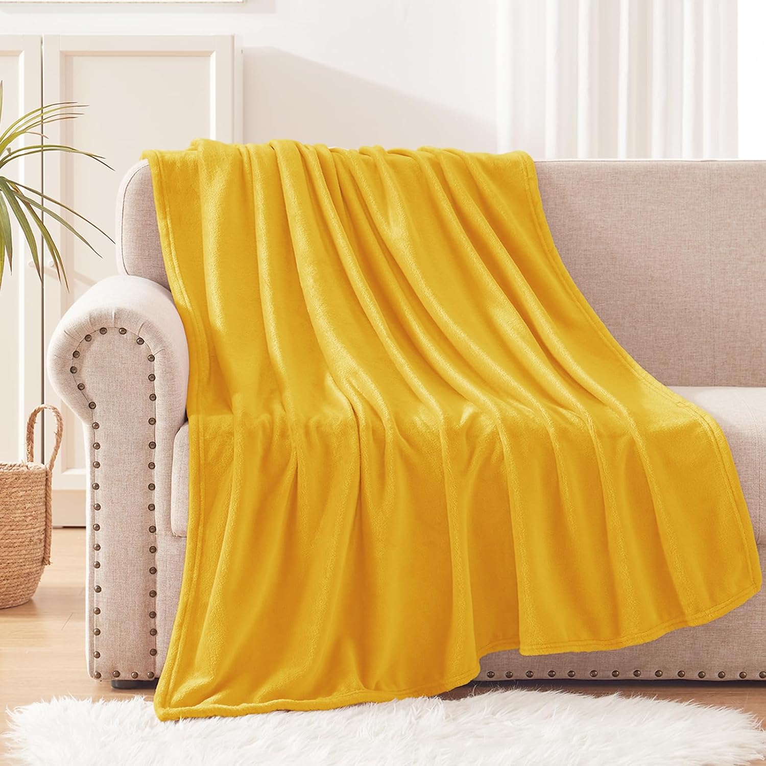 Detalle de Fleece throw blanket 127 x 178 cm in mustard