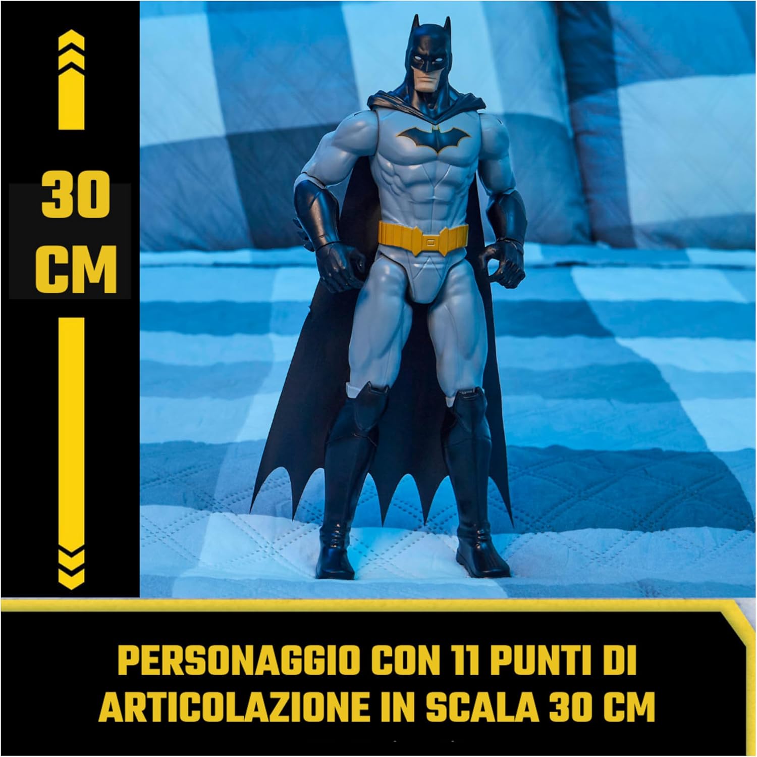 Detalle de DC Comics Batman (30 cm) con Mantello e 11 Punti di Articolazione – Personaggio da Collezione per Bambini 3+