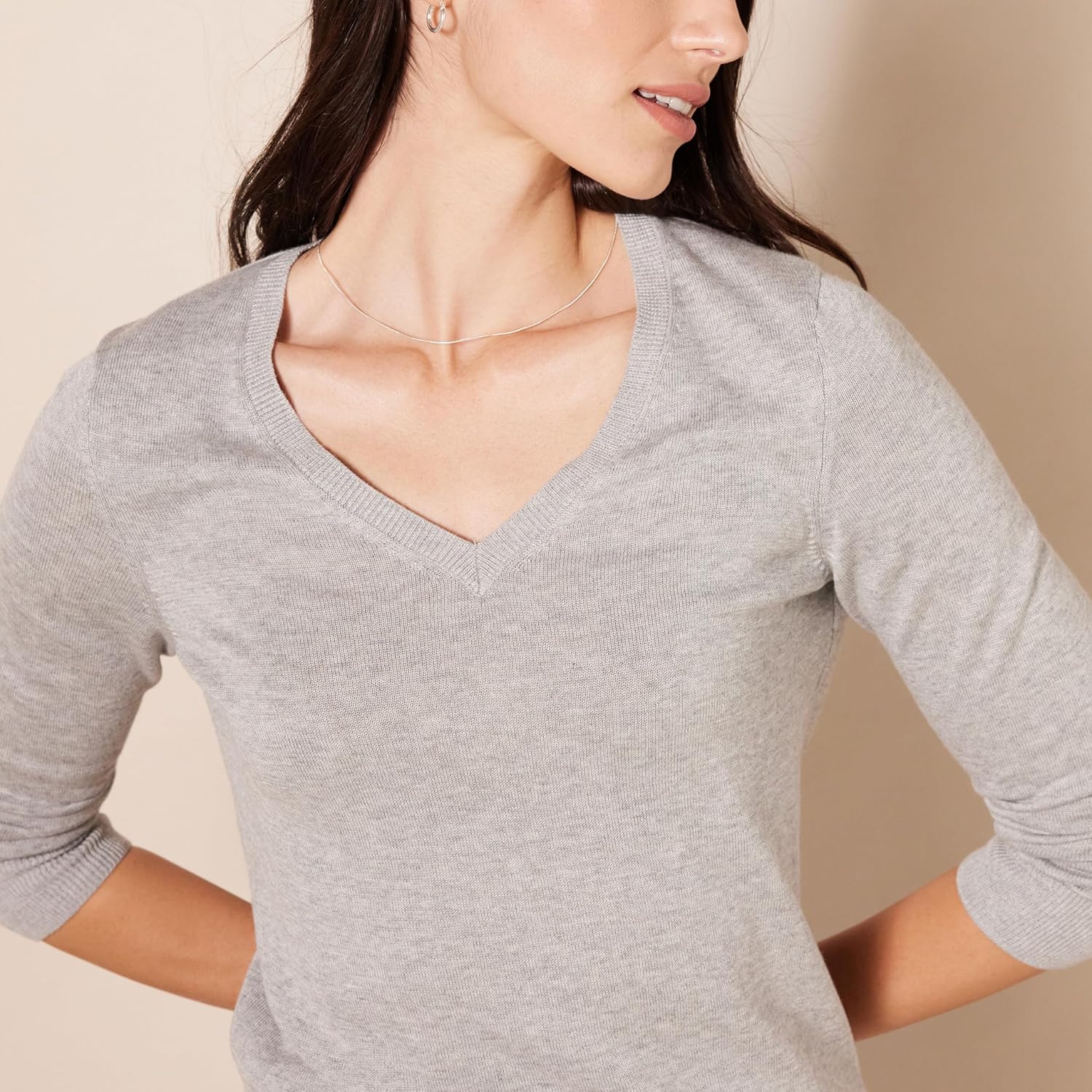 Thumbnail 2 de Amazon Essentials Women's Regular-Fit Lightweight V-Neck Long-Sleeve Jumper (Available in Plus Size)