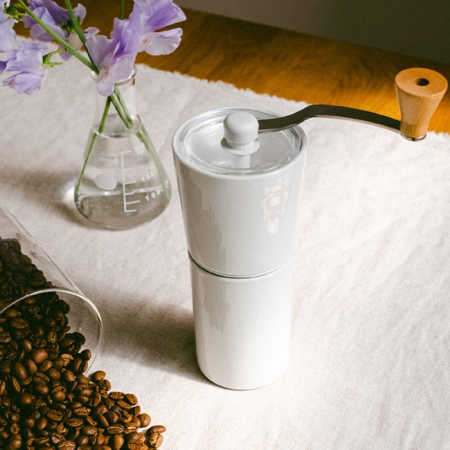 Detalle de HARIO S-CCG-2-W 手挽きコーヒーミル 有田焼の磁器製カバー・粉受け、セラミック臼