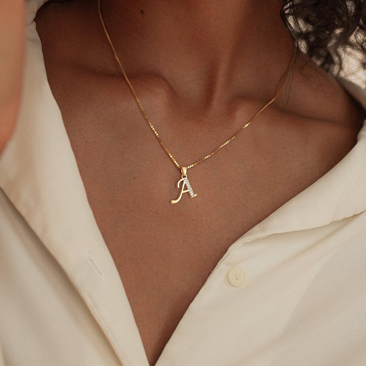 Detalle de Fglqfam Initial Necklace, 14K Gold-Plated