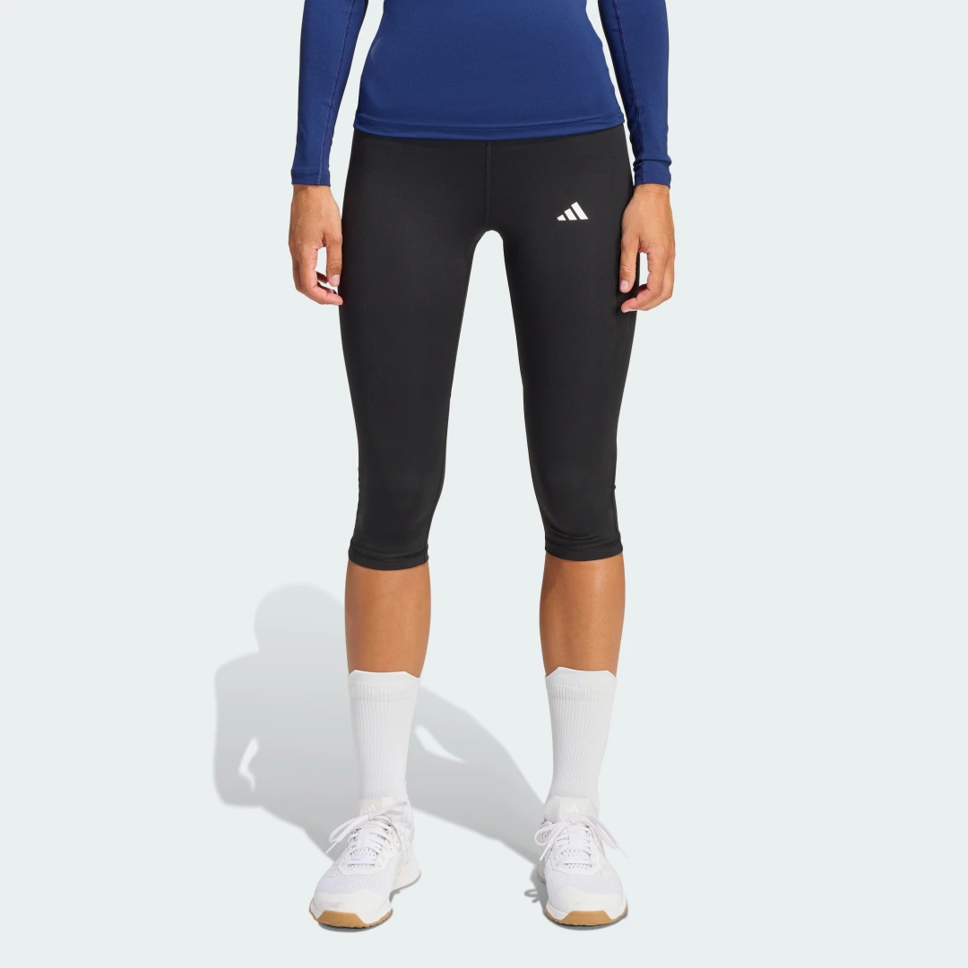 Detalle de Mallas Capri Techfit de Adidas en azul: comodidad para entrenar