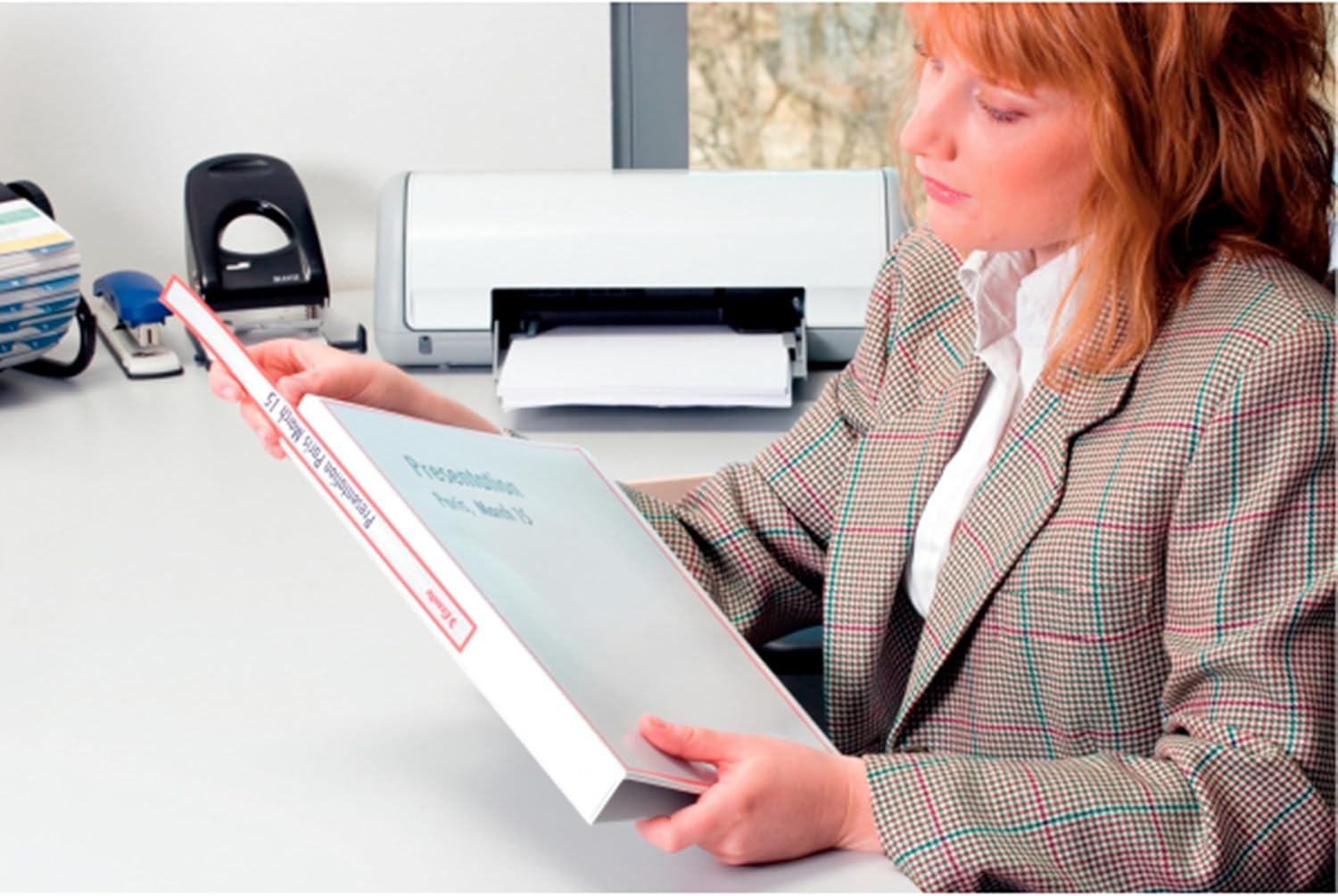 Detalle de Esselte ESSENTIALS Panorama Binder: Raccoglitore a 4 anelli D, 280 fogli, bianco, tasche esterne - 26.6 x 31.9 x 5.1 cm