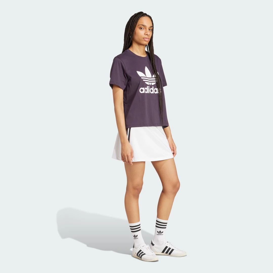 Detalle de Camiseta Adicolor Trefoil Boxy de Adidas — Estilo urbano con corte recto en violeta