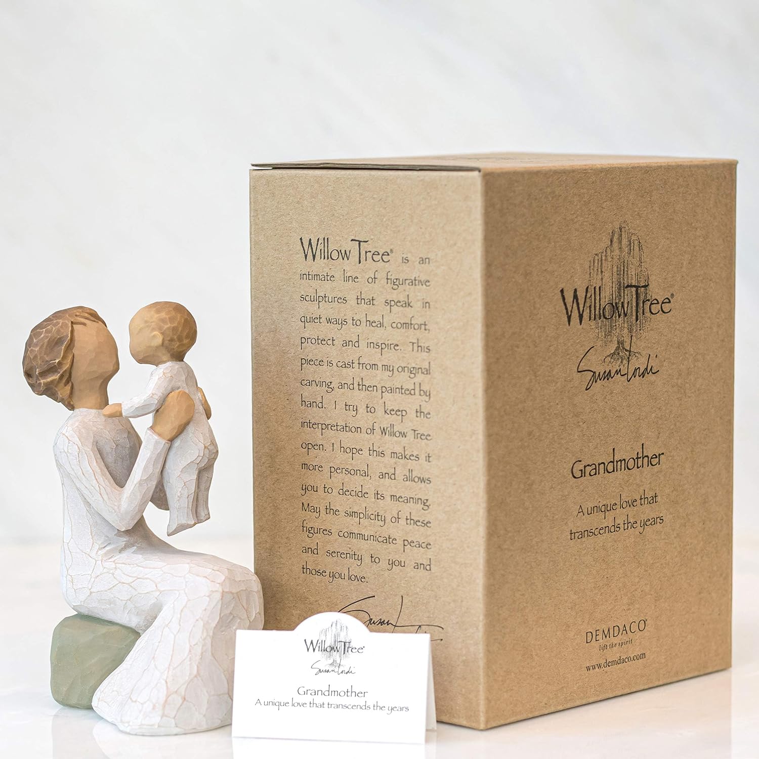 Detalle 1 de Enesco 26072 Grand-Mère — Figurine artisanale Willow Tree, pièce décorative en résine peinte à la main