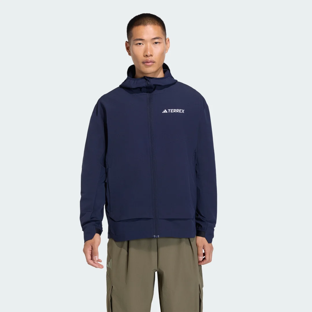 Detalle de Chaqueta Terrex Multi Softshell de Adidas: versatilidad outdoor en azul