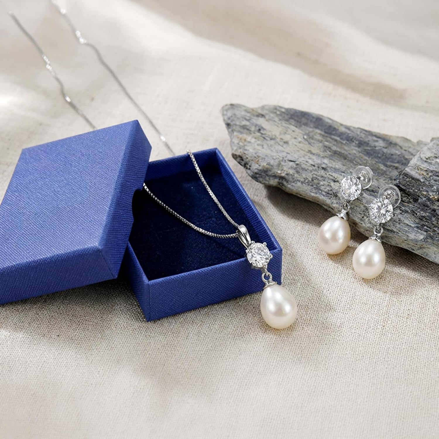 Detalle de COYATE Pearl Necklace and Earrings Set with 925 Sterling Silver Clasps