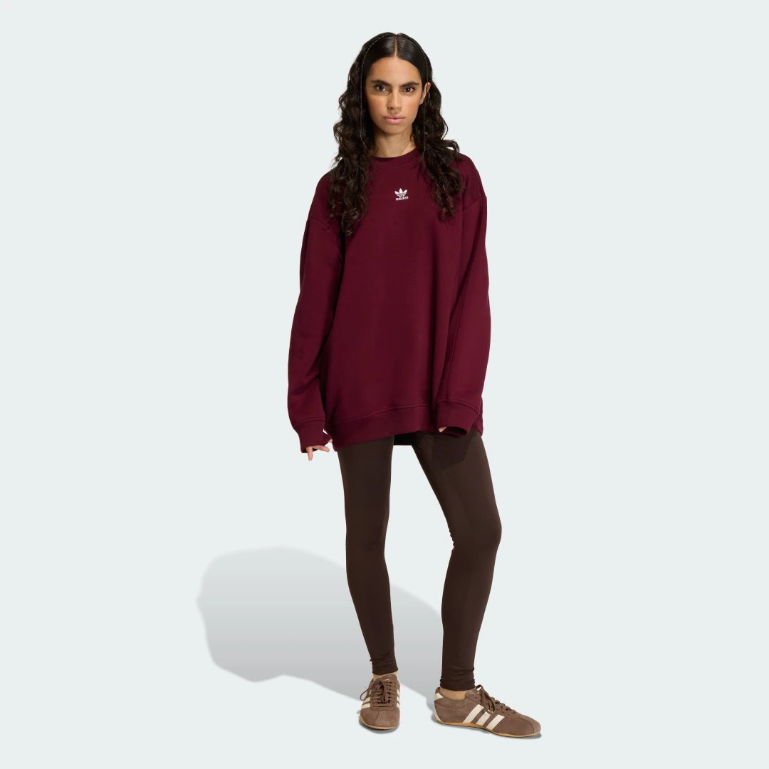 Detalle de Sudadera larga holgada Essentials de Adidas: felpa, cuello redondo y tono Burgundy