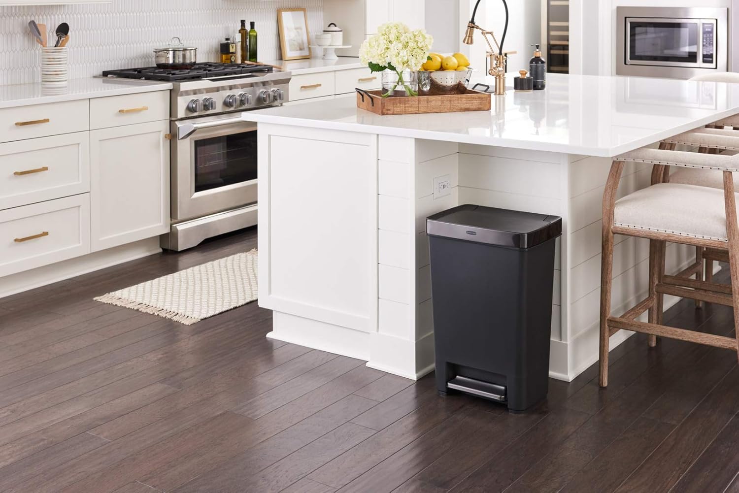 Thumbnail 2 de Rubbermaid Premier Series III Step-On Trash Can (12.4 Gallon) with Stainless Steel Rim – Charcoal