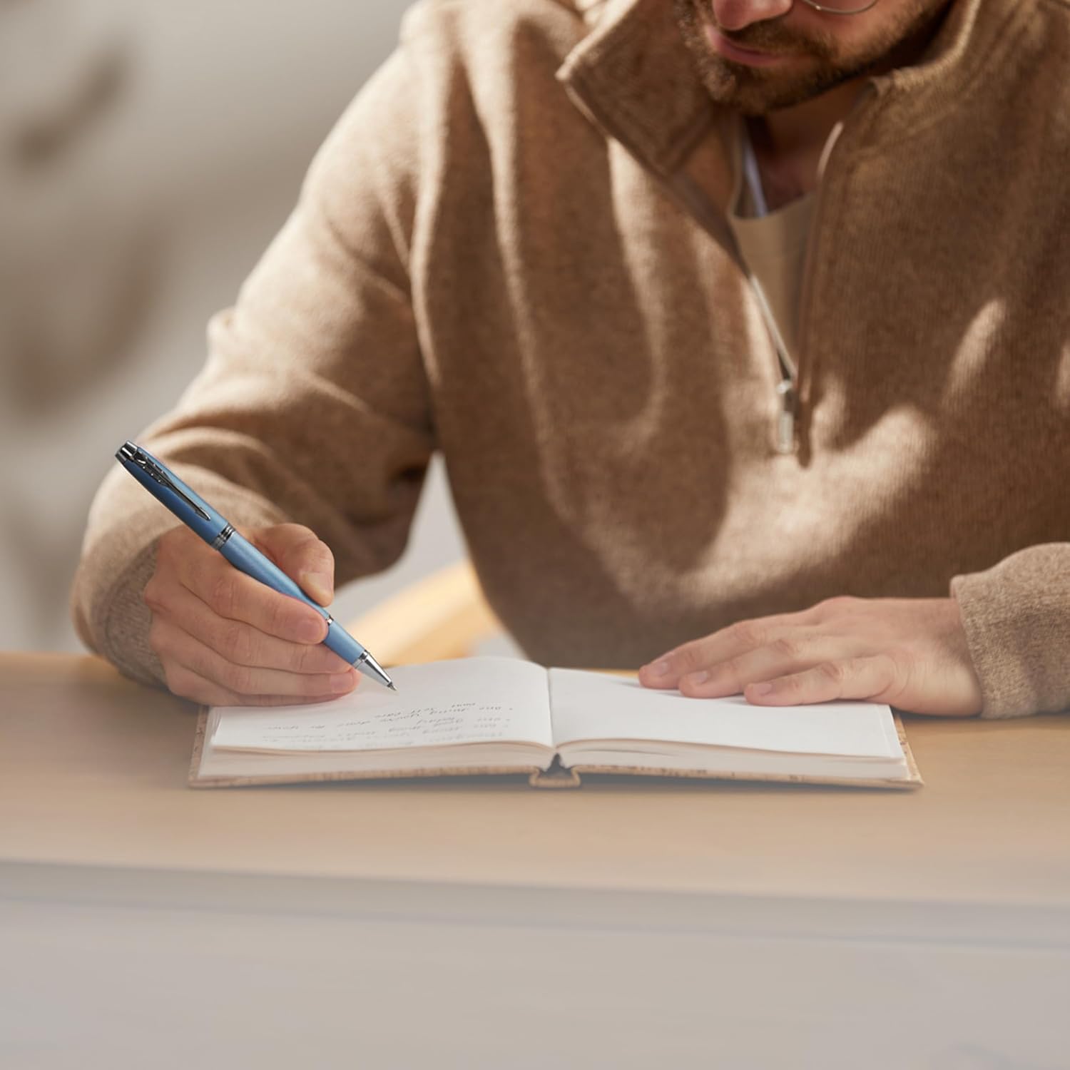 Detalle de Parker IM Writing Rituals Penna roller: eleganza rilassante in blu sfumato con punta fine