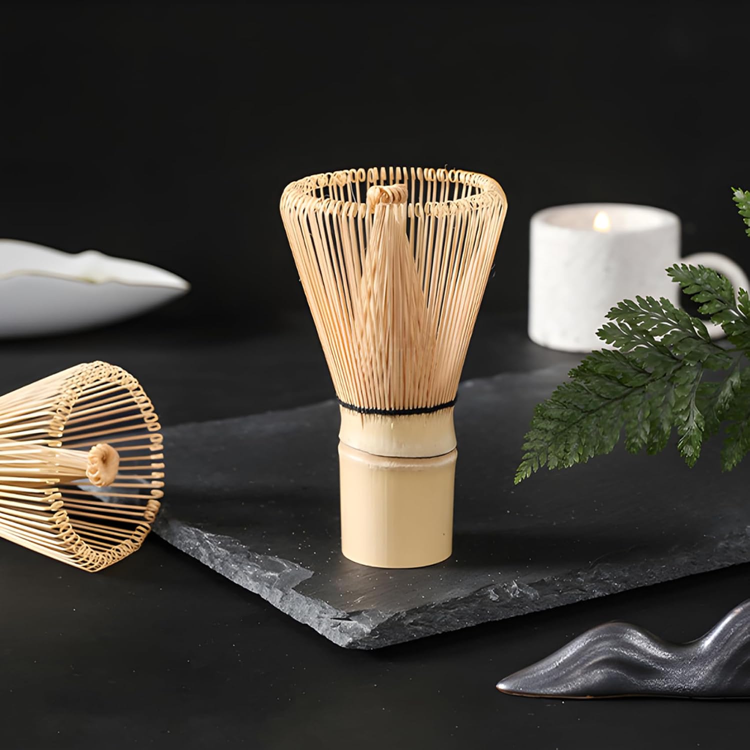 Detalle 2 de Matcha Tee Set mit traditionellem Besen, Löffel und Keramikhalter – grün