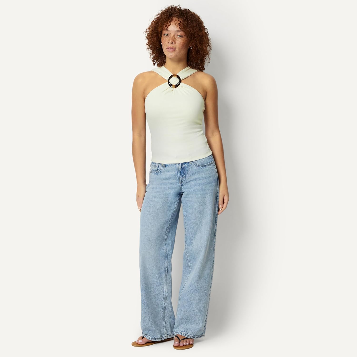 Detalle de Amazon Essentials Women's Slim-Fit Ribbed Halter Neck Top with Resin Detail