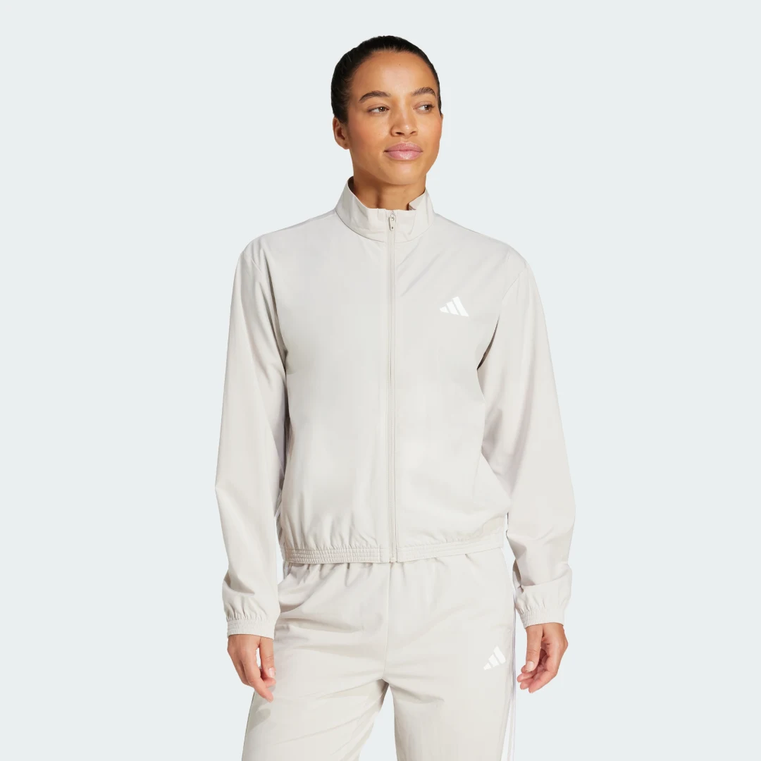 Detalle de Chaqueta Train Essentials Woven Warm-Up 3 bandas de Adidas — versátil y cómoda para entrenar y combinar
