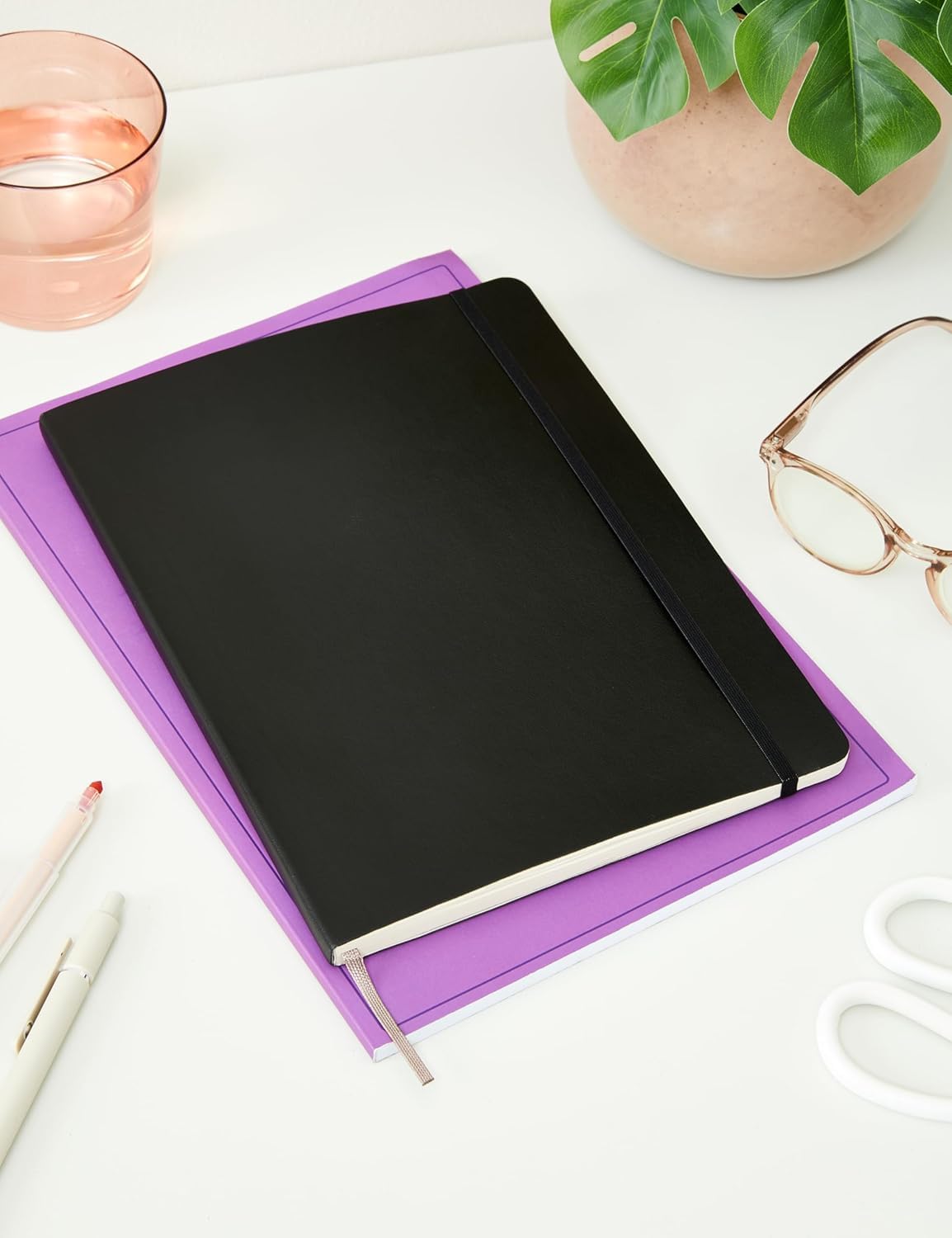 Detalle 2 de Moleskine Classic Notebook with Dotted Pages — XL, Black, Soft Cover (19 x 25 cm)