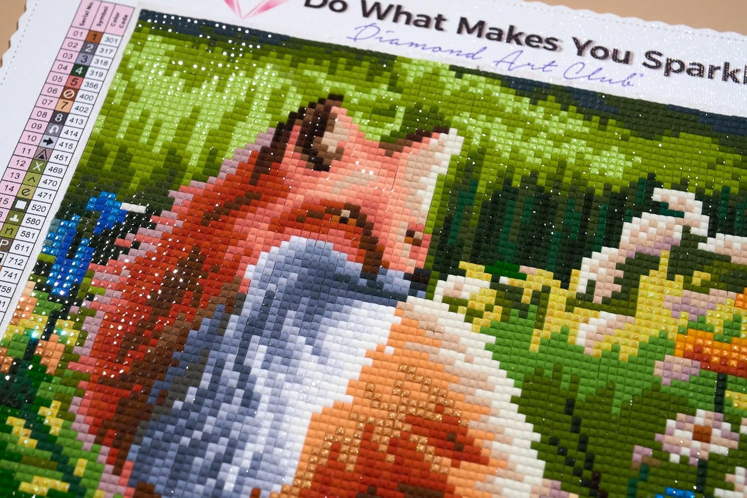Detalle de DIAMOND ART CLUB Foxie Among the Flowers ダイヤモンドアートキット、52色・スクエアビーズ