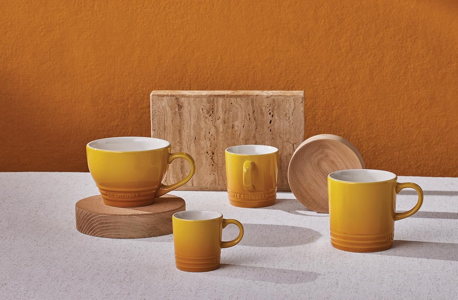 Detalle de LE CREUSET Stoneware Grand Mug, 400ml, Nectar: a sturdy everyday mug with heat retention