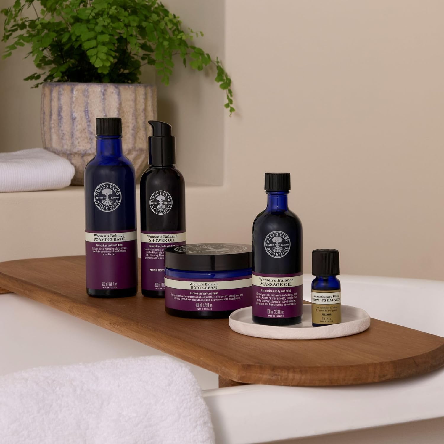 Thumbnail 6 de Neal's Yard Remedies Women’s Balance Massage Oil (Rose Oil Blend) 100ml