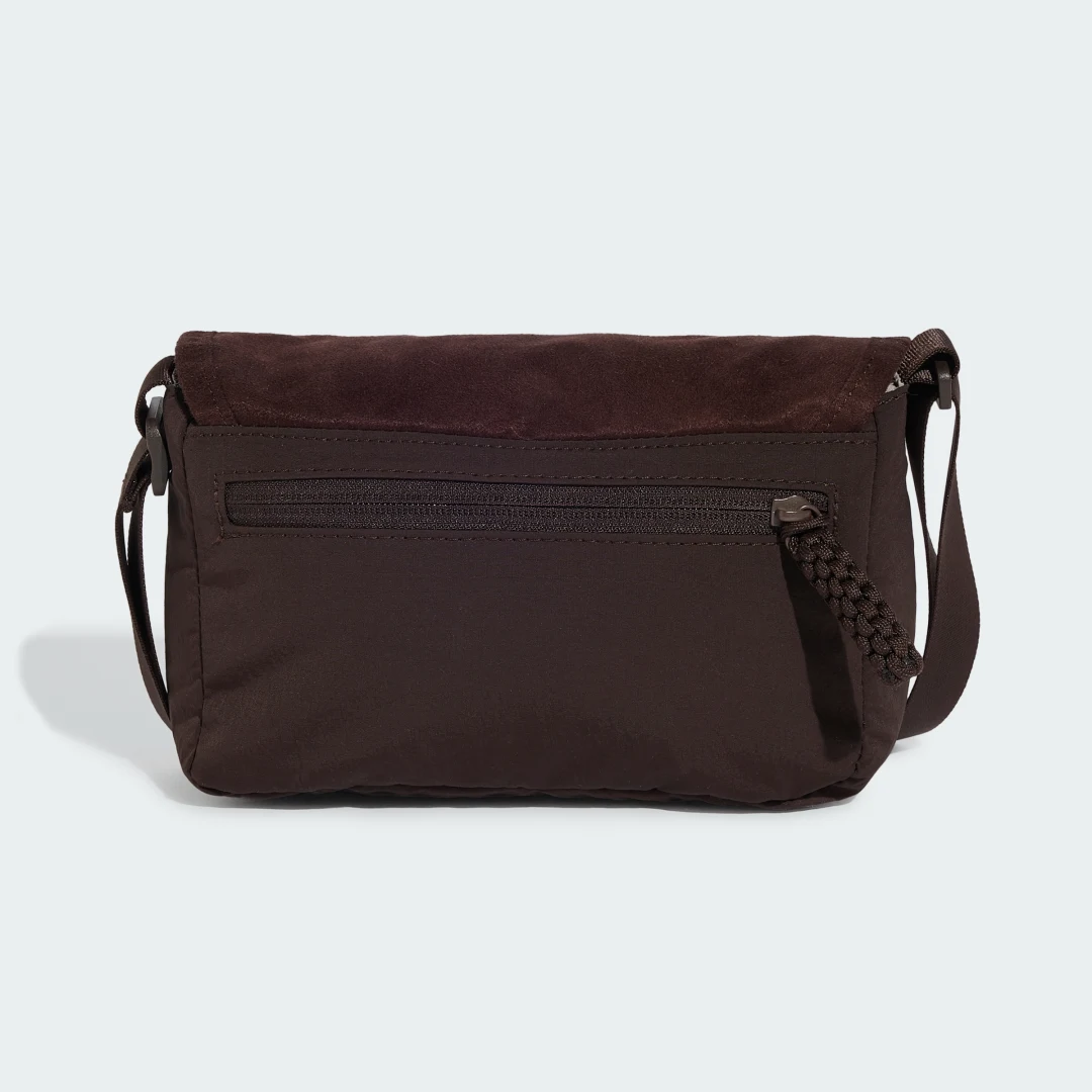 Detalle 2 de Bolso cruzado Soft Lux de Adidas: práctica elegancia en color Marrón