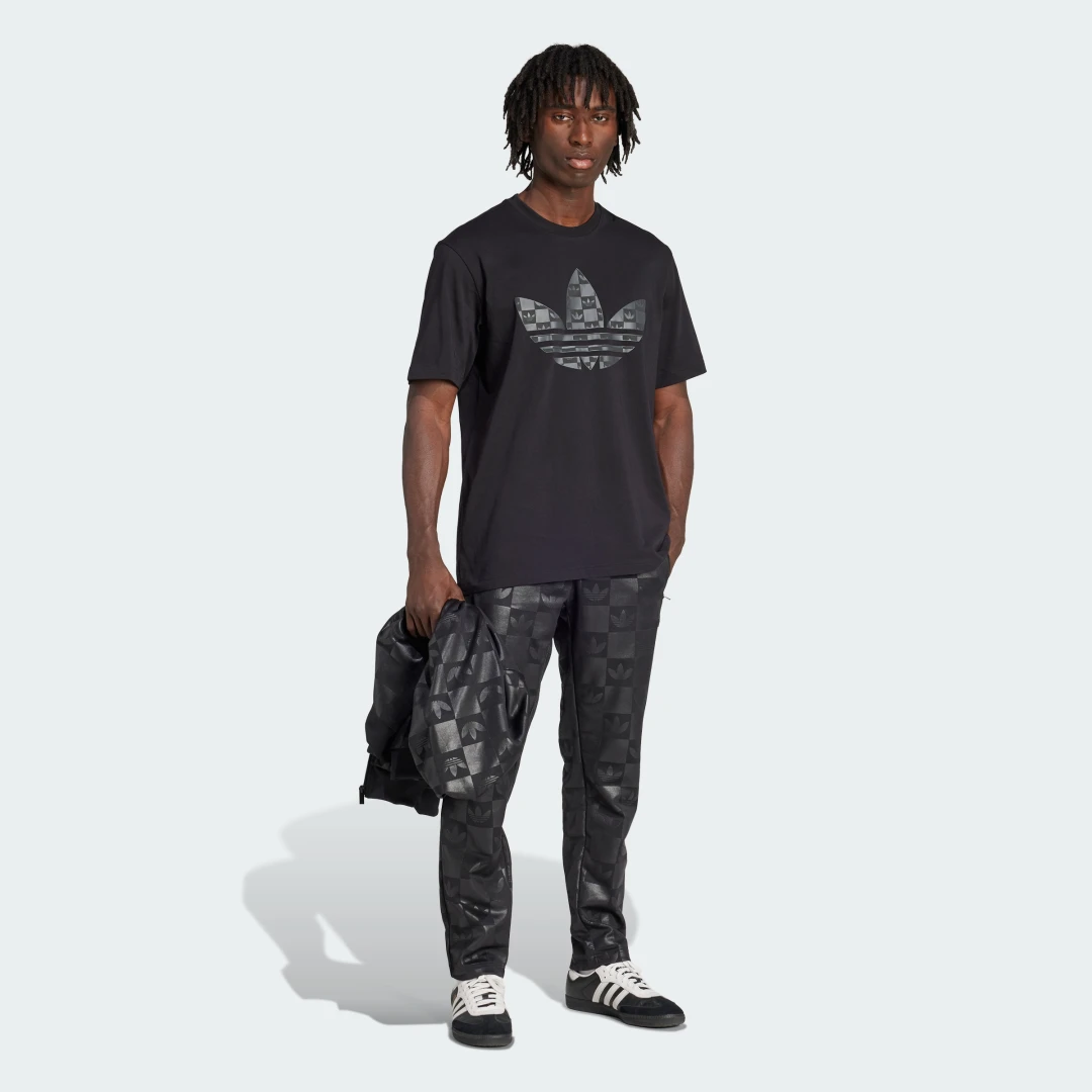 Detalle de Monogram All Over Print Regular Track Pants de Adidas – negro