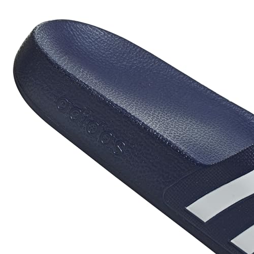 Detalle de Adilette Aqua Slides para adulto de Adidas – Dark Blue/Cloud White, 44.5 EU
