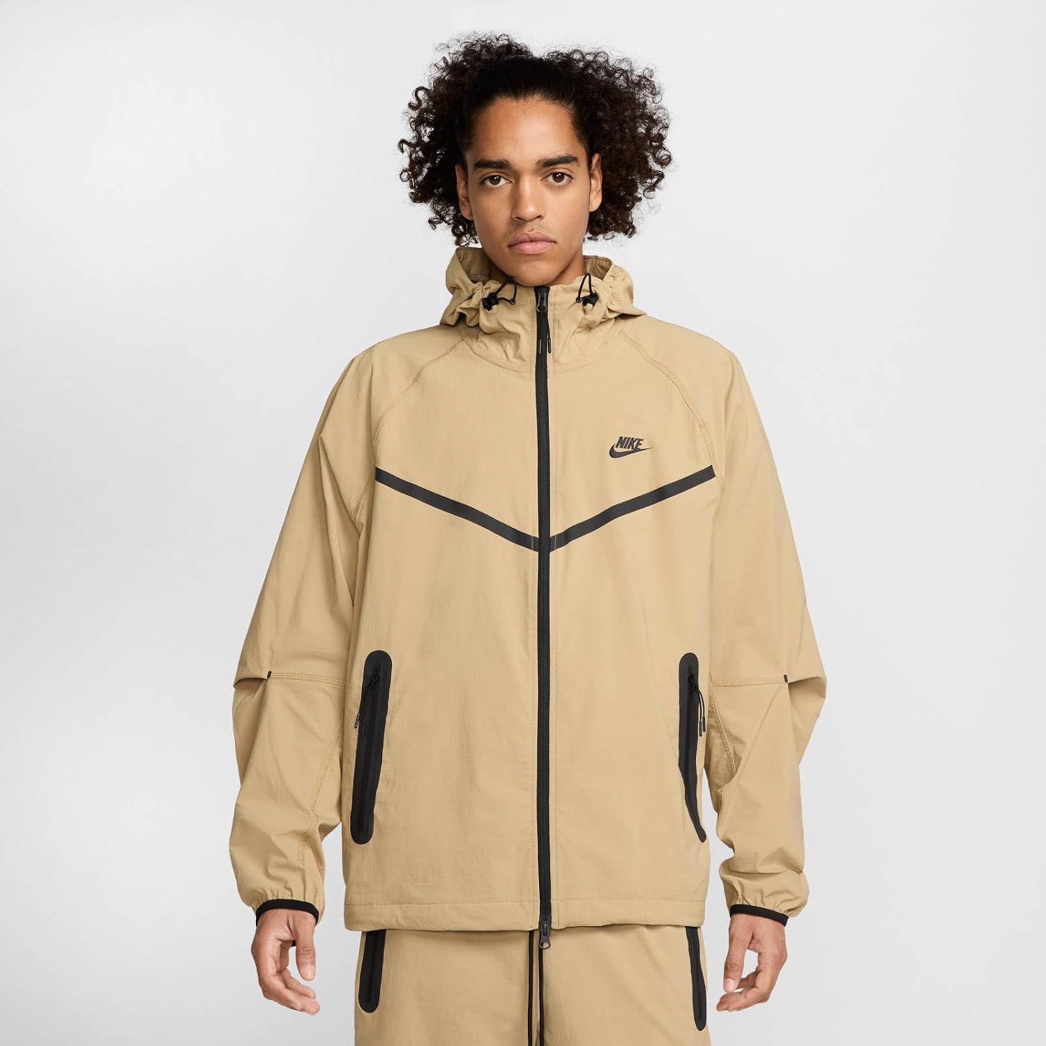 Detalle 2 de Nike Tech męska kurtka tkana z kapturem, elastycznym materiałem i regulacją