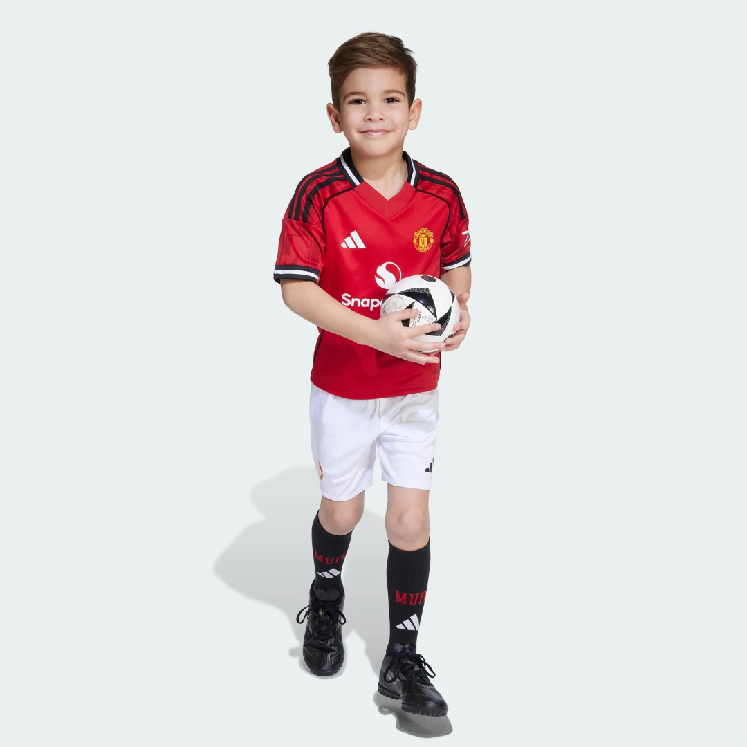Detalle de Adidas Manchester United 25/26, miniconjunto de primera equipación rojo