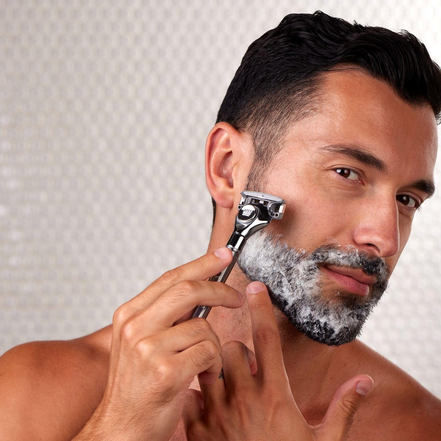 Detalle de CREMO Cooling Concentrated Shave Cream for Men 177ml – Razor Burn Fighter with Macadamia & Menthol