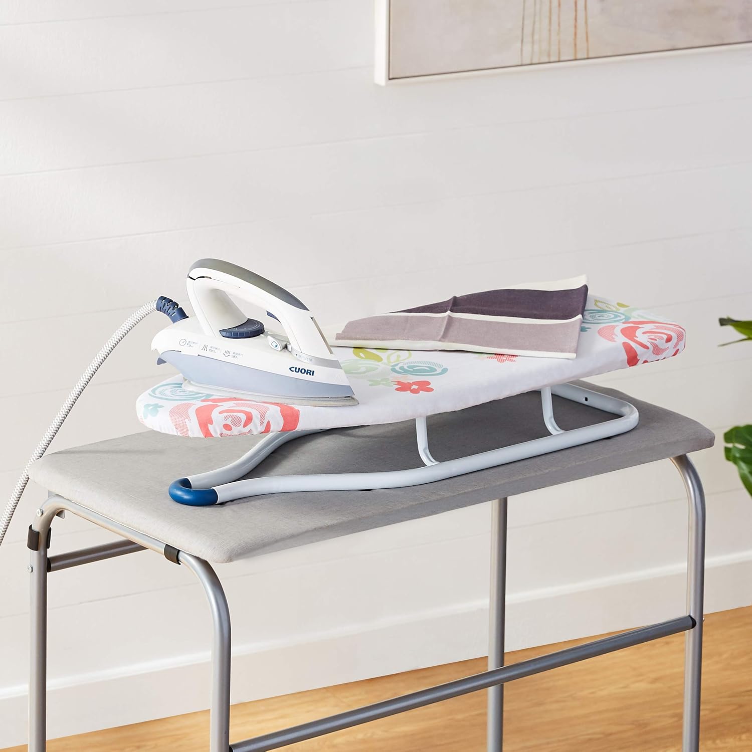 Detalle de Amazon Basics Ironing Board, Tabletop, 77 cm x 29 cm – White