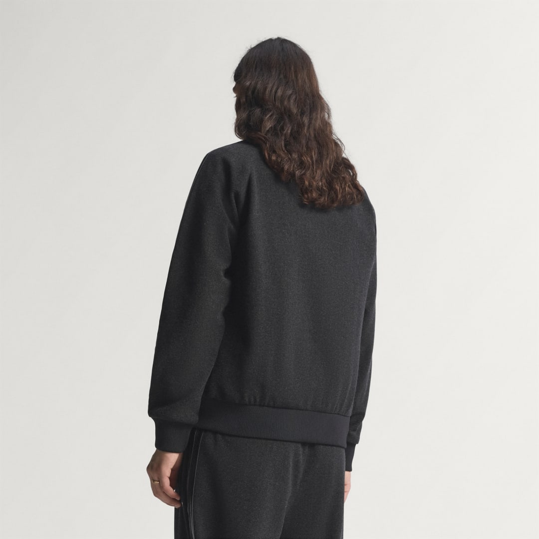 Detalle 2 de Chaqueta deportiva Premium de Adidas: versatilidad y estilo en negro