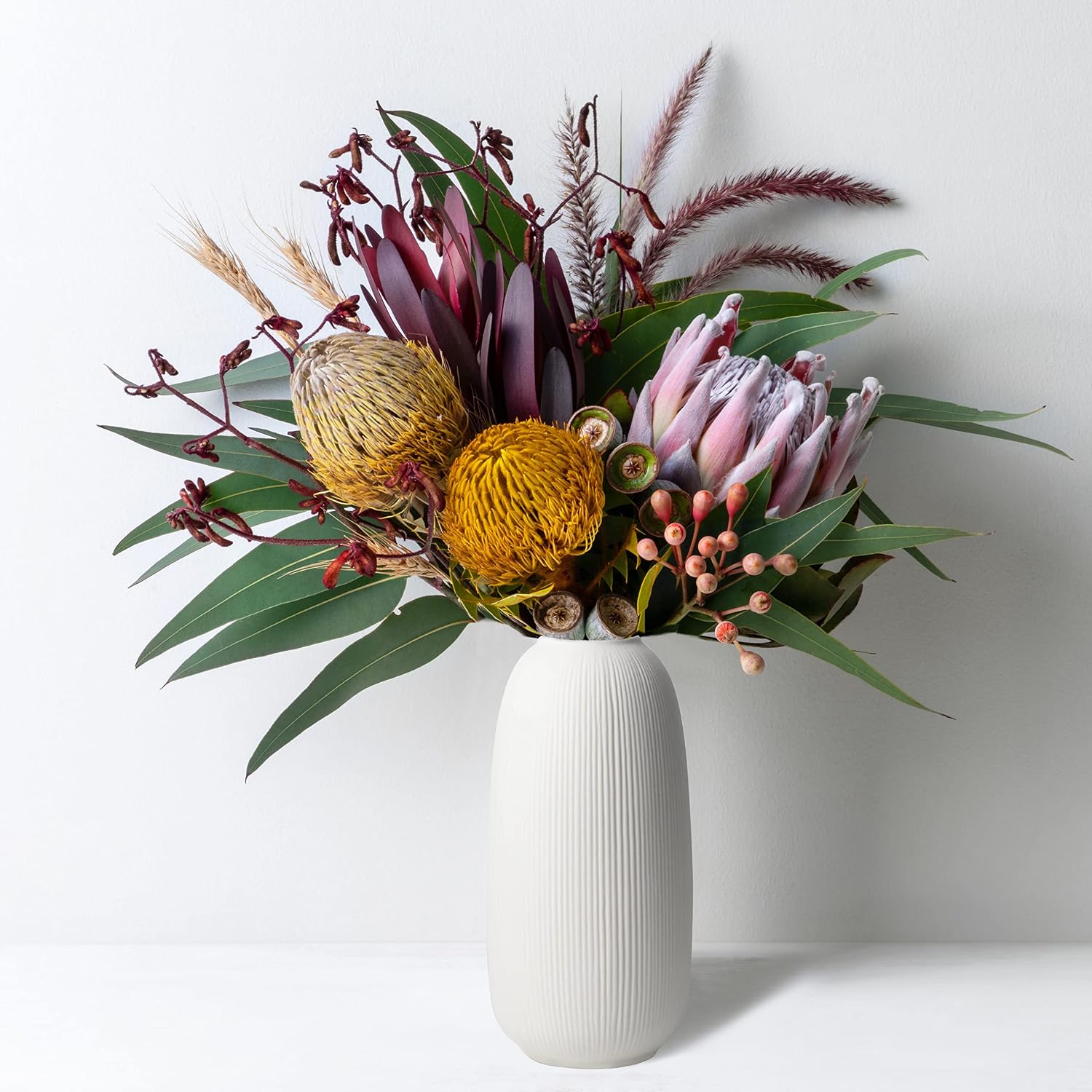 Detalle de Olly & Rose Large Portsea Lines Clay Vase – Handmade White Ceramic Studio Vase (25cm)