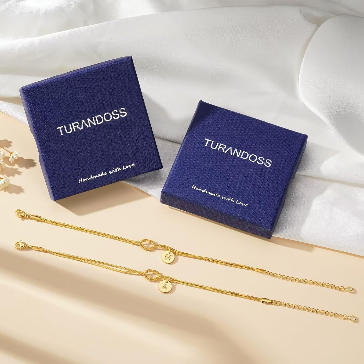 Detalle 2 de Turandoss Damen-Armband Love-Knot in 14K vergoldetem Gold mit A–Z Buchstaben – personalisiertes Geschenk
