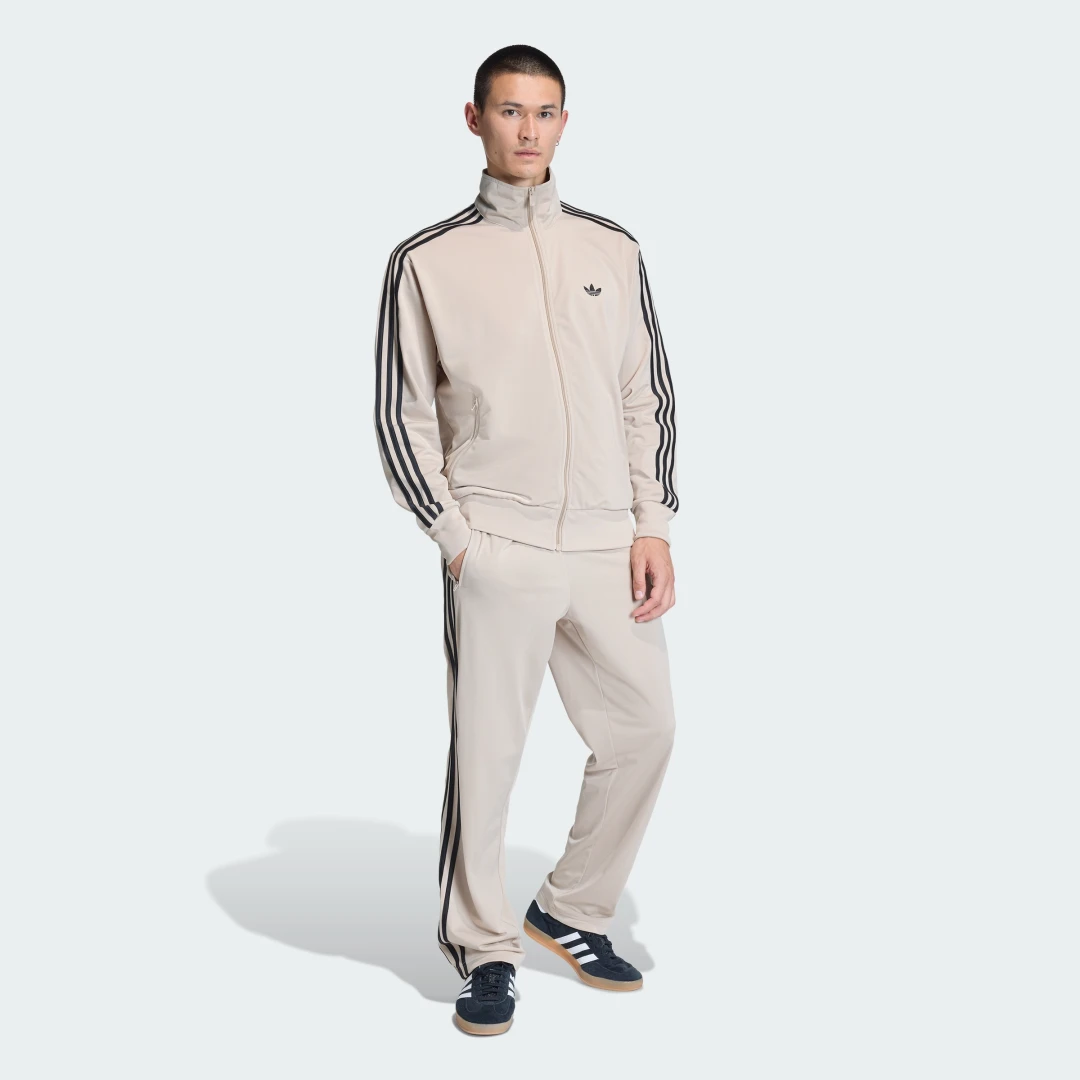 Detalle de Chaqueta Firebird de Adidas – beige, para un uso diario con estilo cómodo