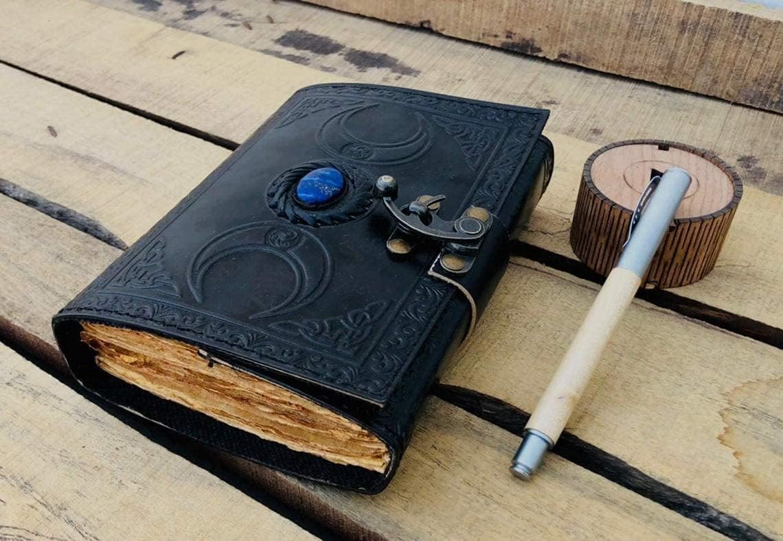 Detalle de ALCRAFT vintage leren dagboek met lapis lazuli, drievoudige maan en 200 pagina's