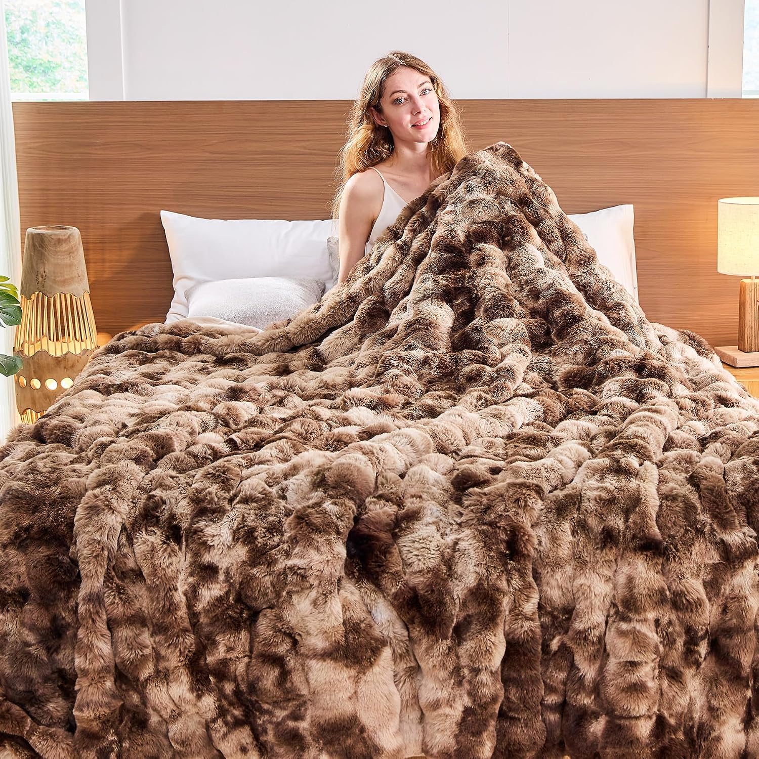 Detalle 2 de Lotus Karen Faux Fur Throw Blanket with Soft Bubble Texture