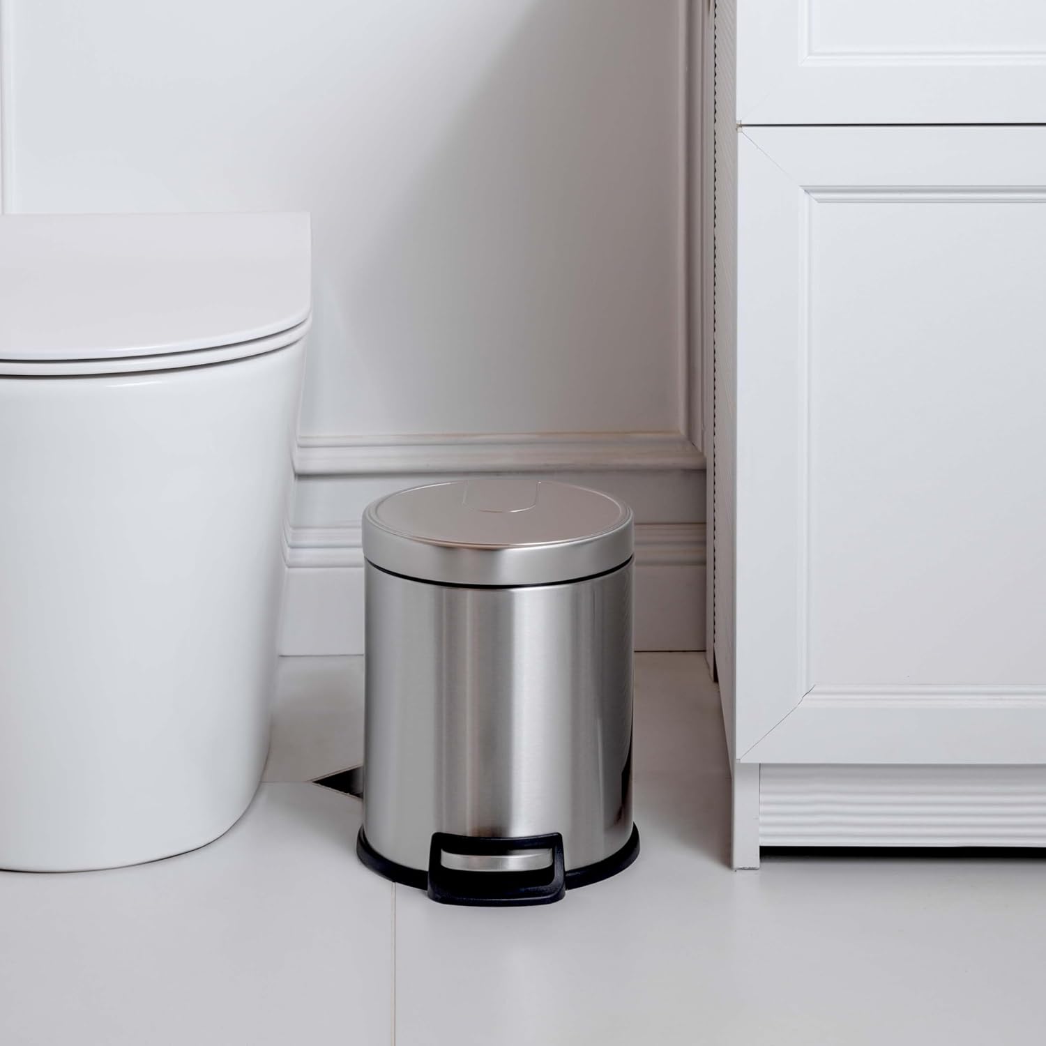 Detalle de Amazon Basics Round Cylindrical Soft-Close 5 L Trash Can with Foot Pedal – Brushed Stainless Steel