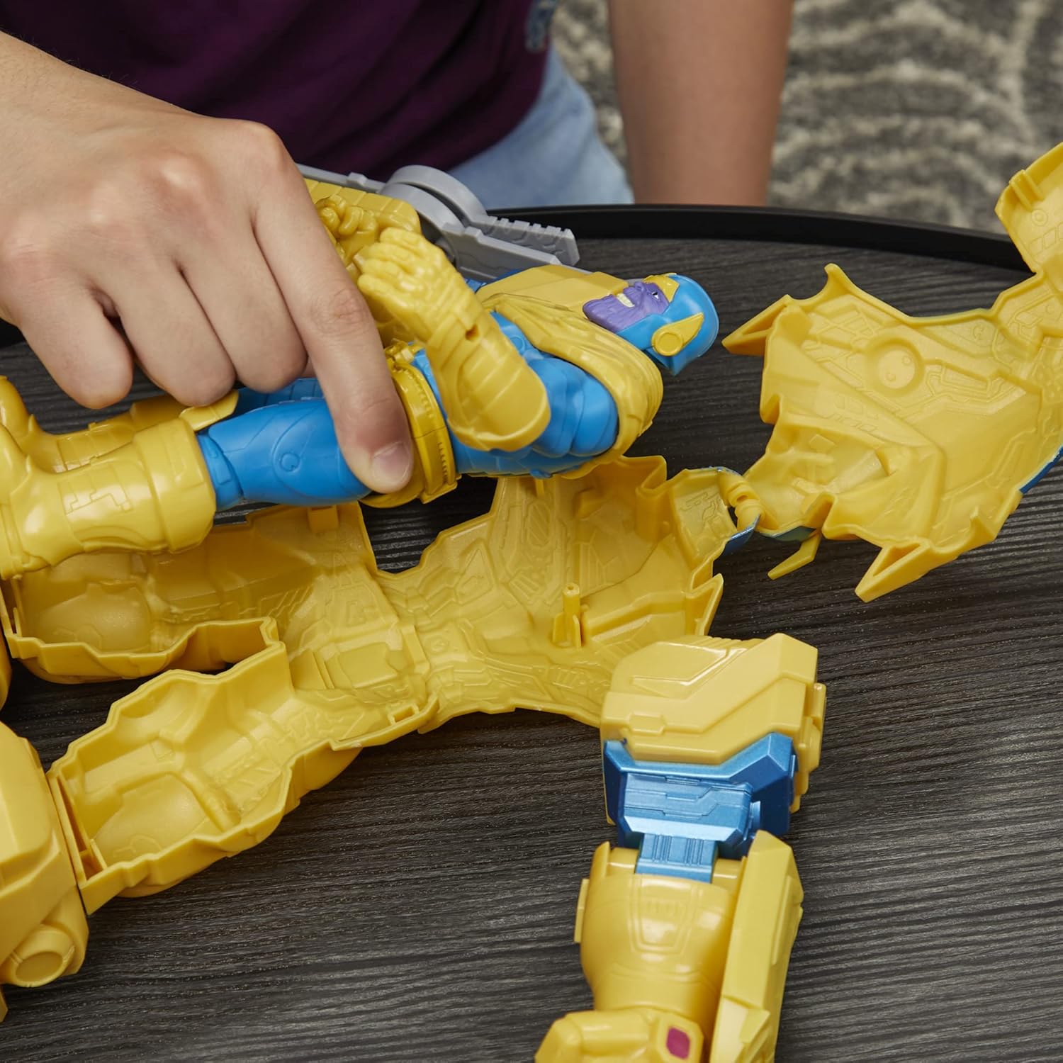 Detalle de Marvel Avengers Mech Strike 9-Zoll-Actionfigur – Infinity Mech Suit (mit Thanos & Blade) für Kinder ab 4