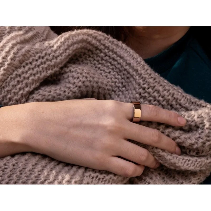 Detalle de Anillo inteligente Ultrahuman Air: autonomía de 6 días en acabado oro elegante