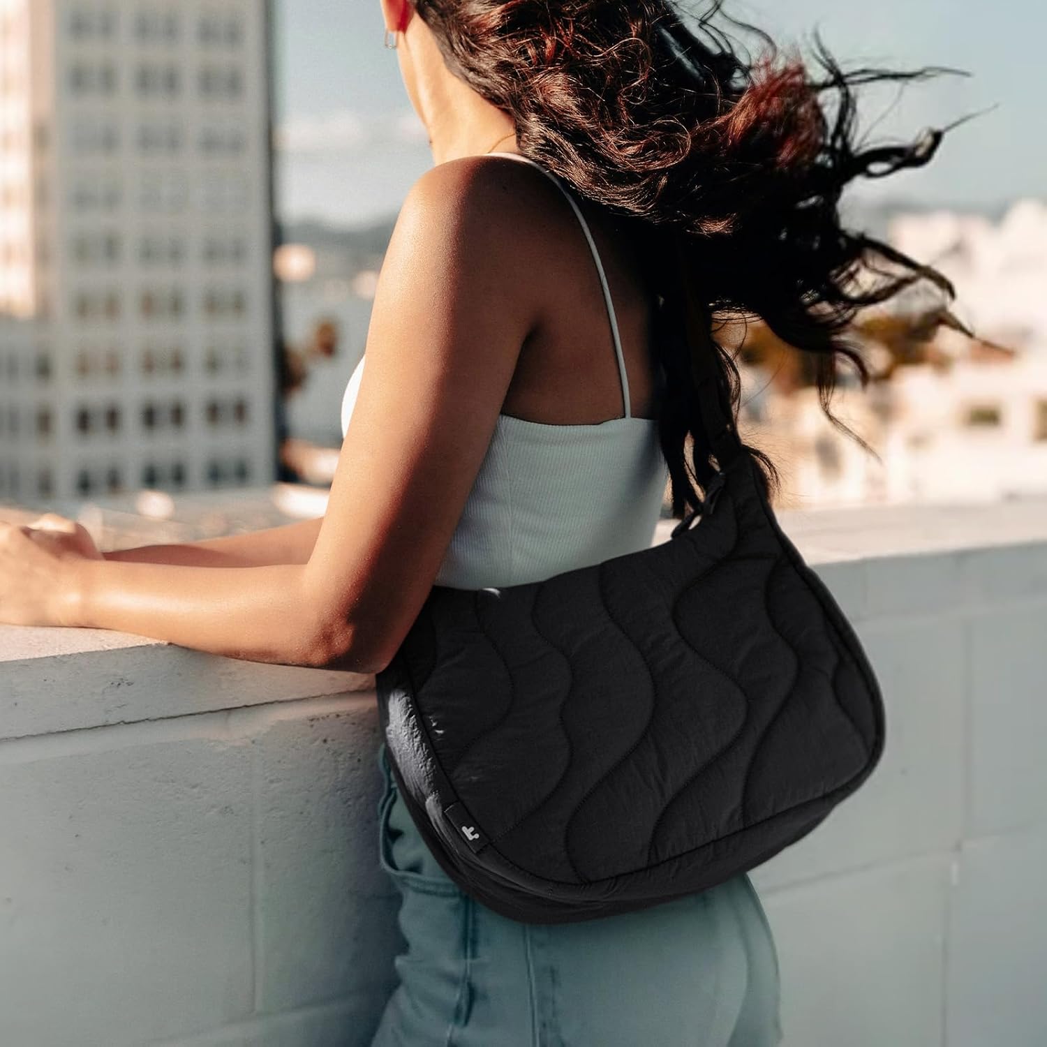 Detalle 2 de tomtoc 9L Puffy Sling Backpack: Lightweight Crossbody with Soft Device Protection